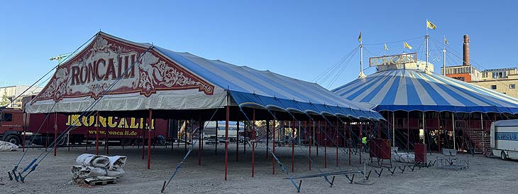 Roncalli kommt ab 14.10.2023 wieder nach M&uuml;nchen, am 11.10. trafen die Wagen mit dem Zug ein, derweil wird das Zelt noch vollendet (&copy;Foto: Martin Schmitz)